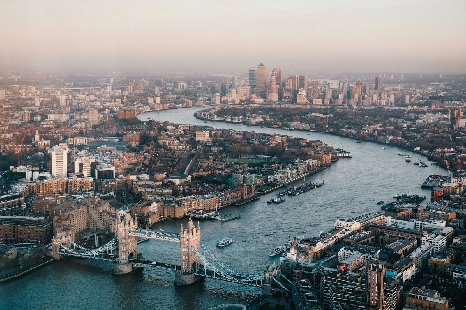Tower Bridge e Canary Wharf, em Londres